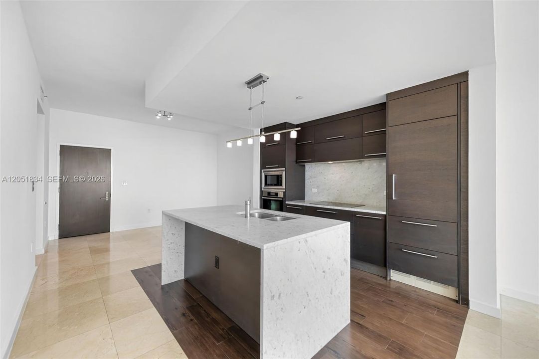 Active With Contract: $4,200 (1 beds, 1 baths, 938 Square Feet)