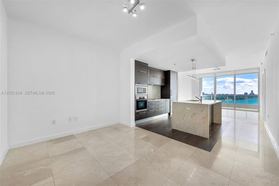 Active With Contract: $4,200 (1 beds, 1 baths, 938 Square Feet)
