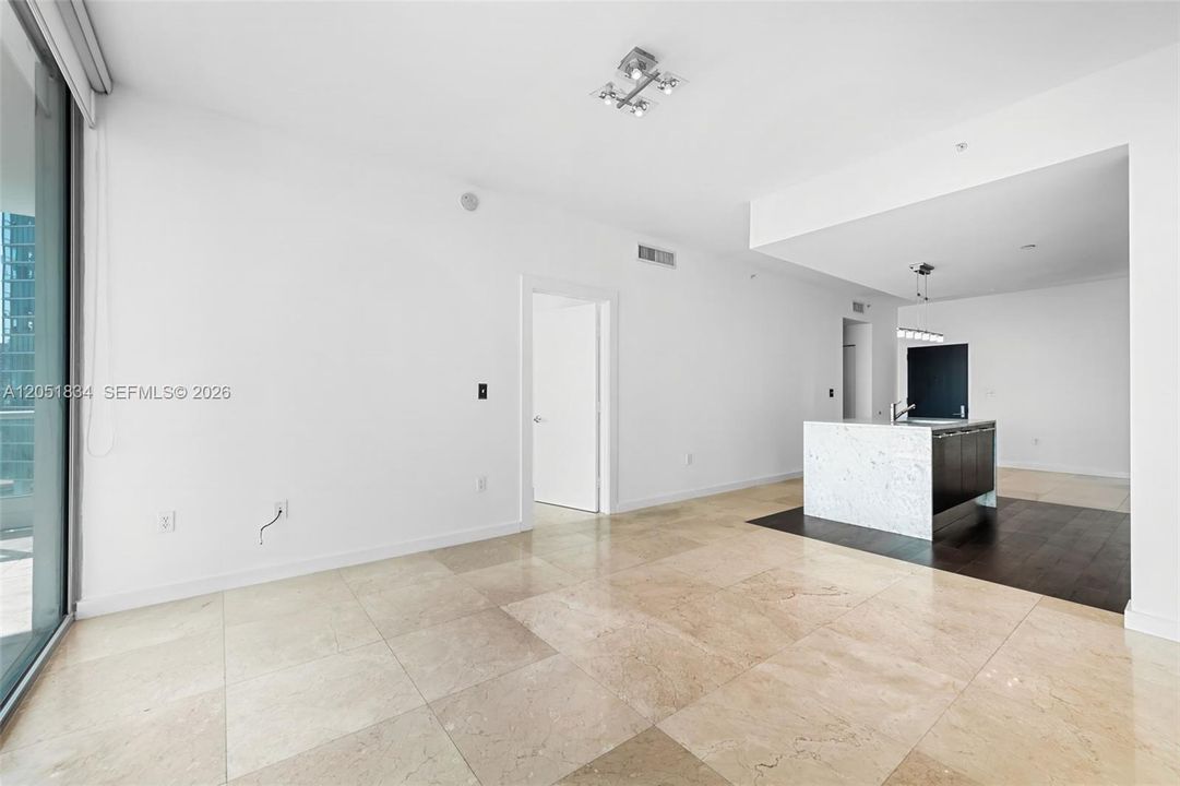 Active With Contract: $4,200 (1 beds, 1 baths, 938 Square Feet)