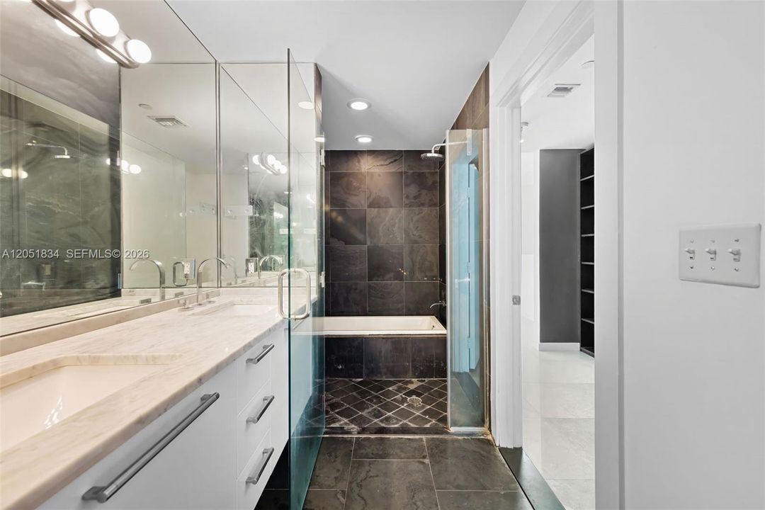 Active With Contract: $4,200 (1 beds, 1 baths, 938 Square Feet)