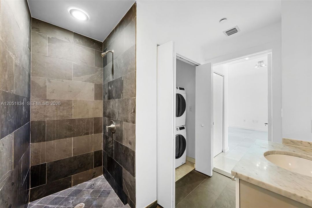 Active With Contract: $4,200 (1 beds, 1 baths, 938 Square Feet)