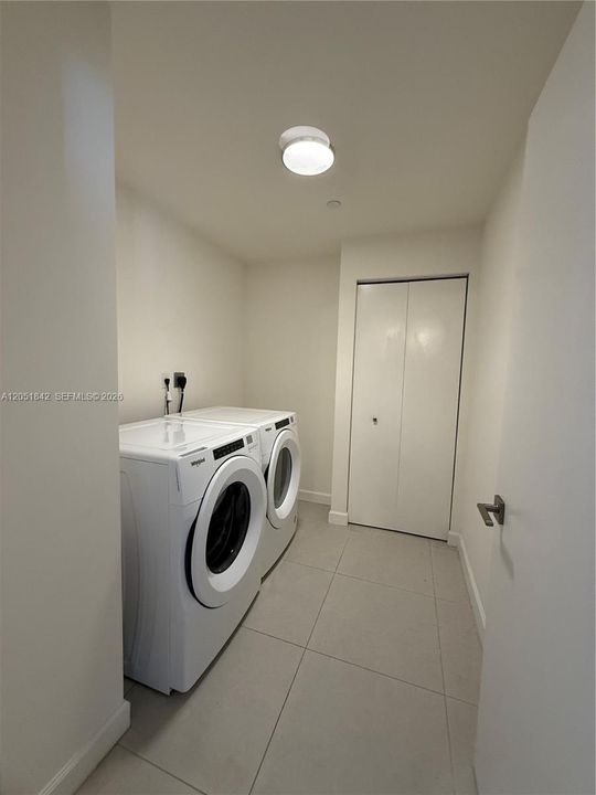 For Sale: $700,000 (3 beds, 3 baths, 1379 Square Feet)