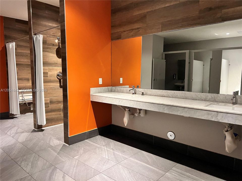 For Sale: $700,000 (3 beds, 3 baths, 1379 Square Feet)