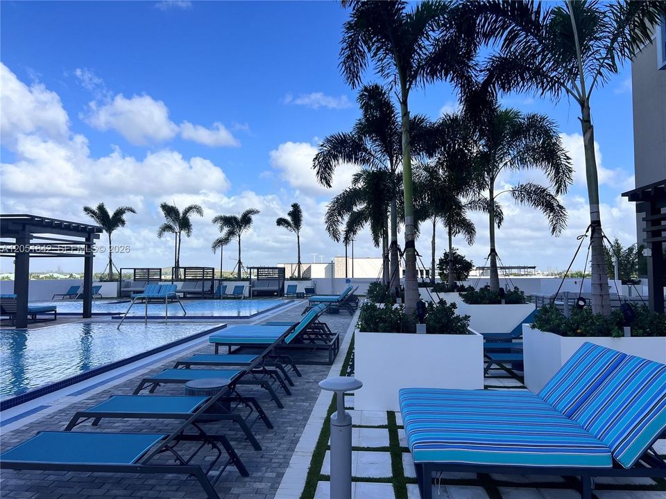 For Sale: $700,000 (3 beds, 3 baths, 1379 Square Feet)
