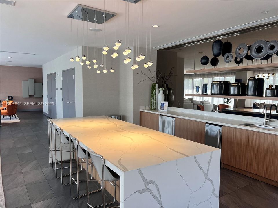 For Sale: $700,000 (3 beds, 3 baths, 1379 Square Feet)