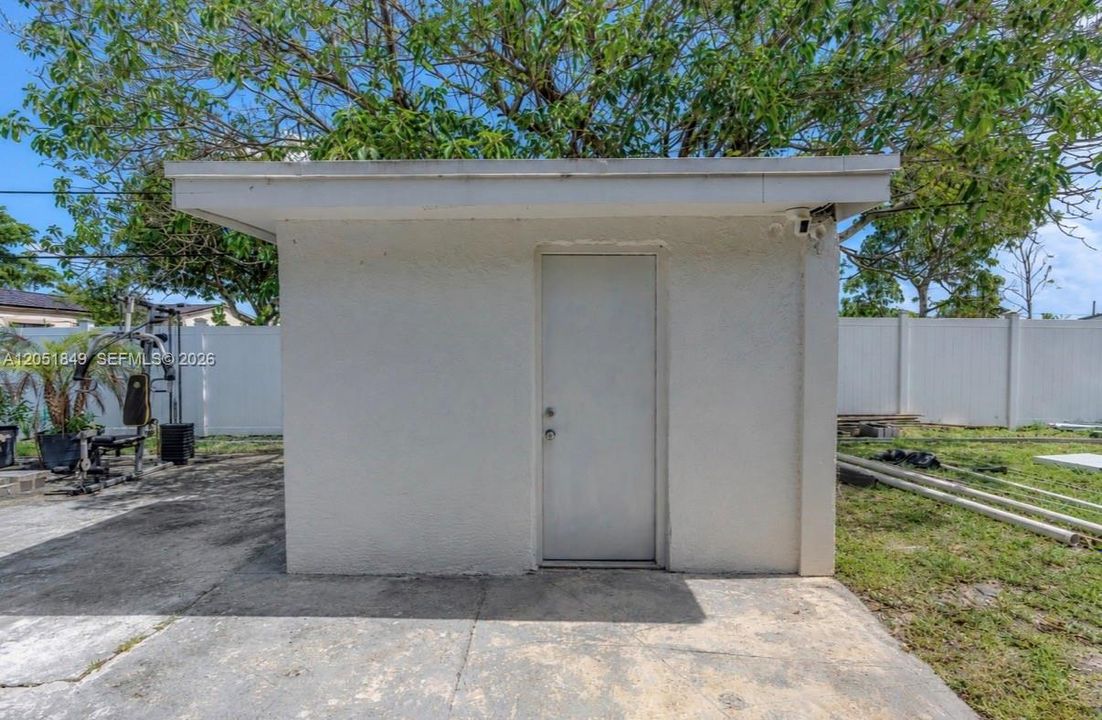For Sale: $797,000 (5 beds, 3 baths, 2051 Square Feet)