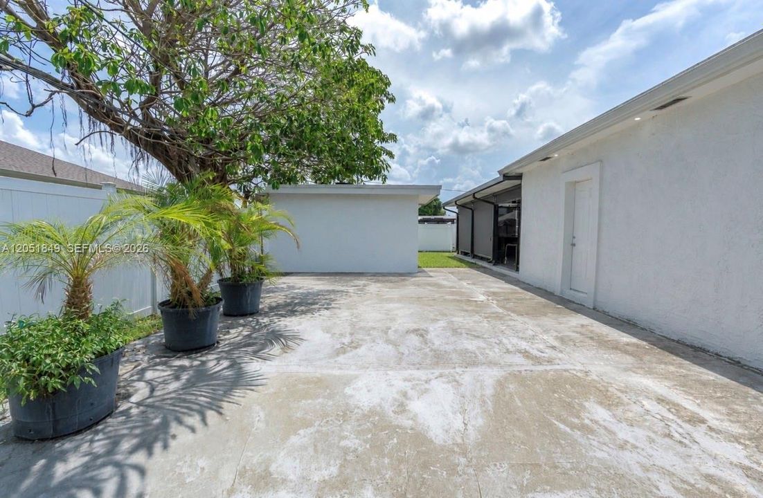 For Sale: $797,000 (5 beds, 3 baths, 2051 Square Feet)