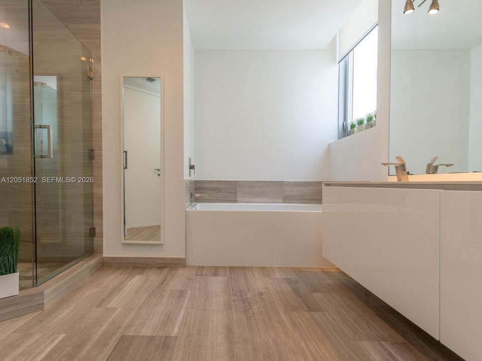 For Rent: $14,000 (4 beds, 3 baths, 2365 Square Feet)