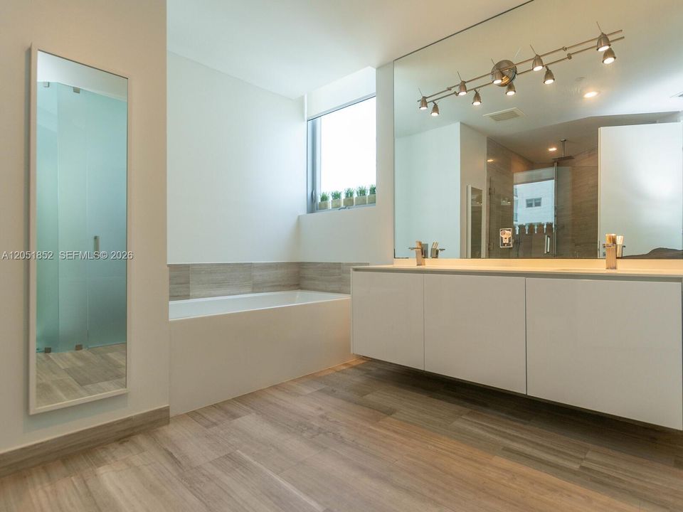 For Rent: $14,000 (4 beds, 3 baths, 2365 Square Feet)
