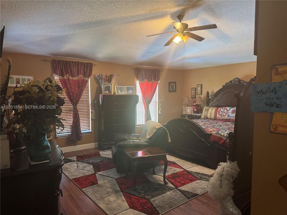 En Venta: $540,000 (4 camas, 3 baños, 2792 Pies cuadrados)