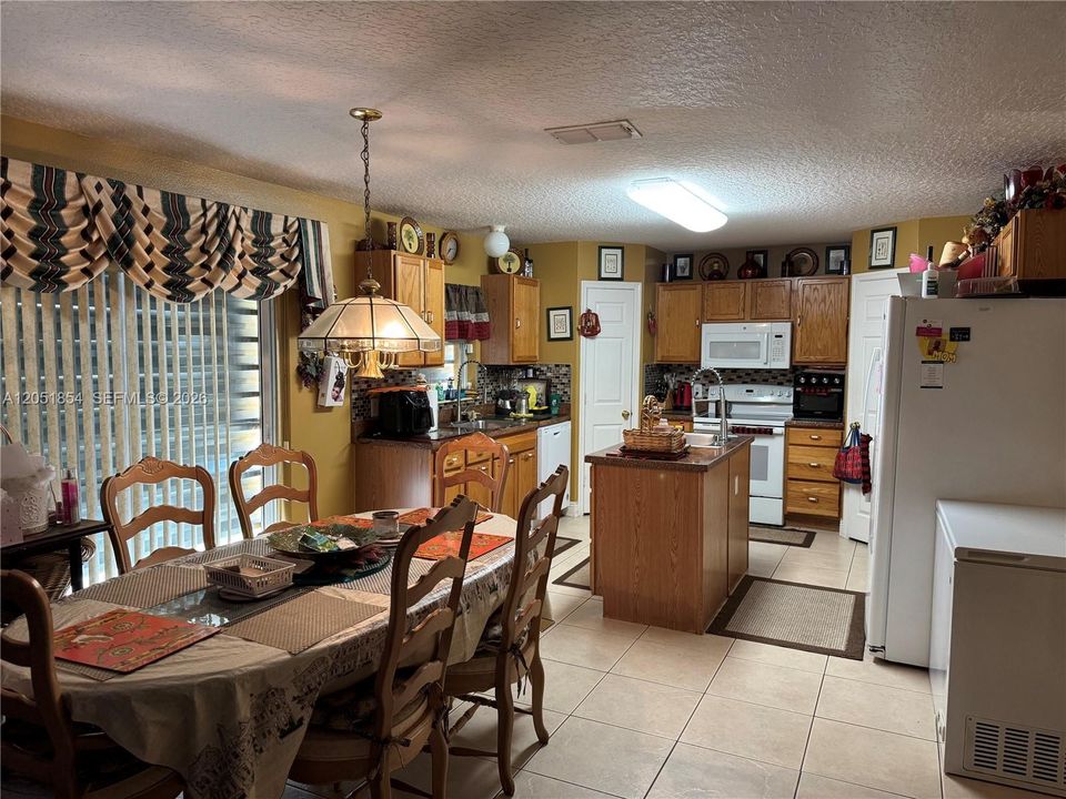 En Venta: $540,000 (4 camas, 3 baños, 2792 Pies cuadrados)