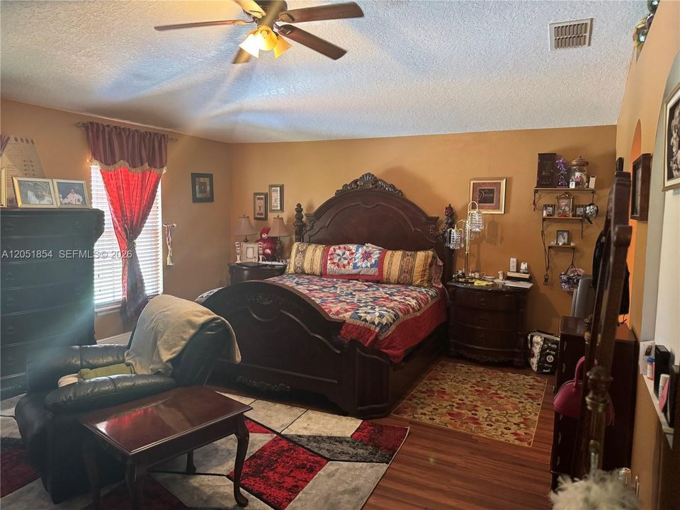 En Venta: $540,000 (4 camas, 3 baños, 2792 Pies cuadrados)