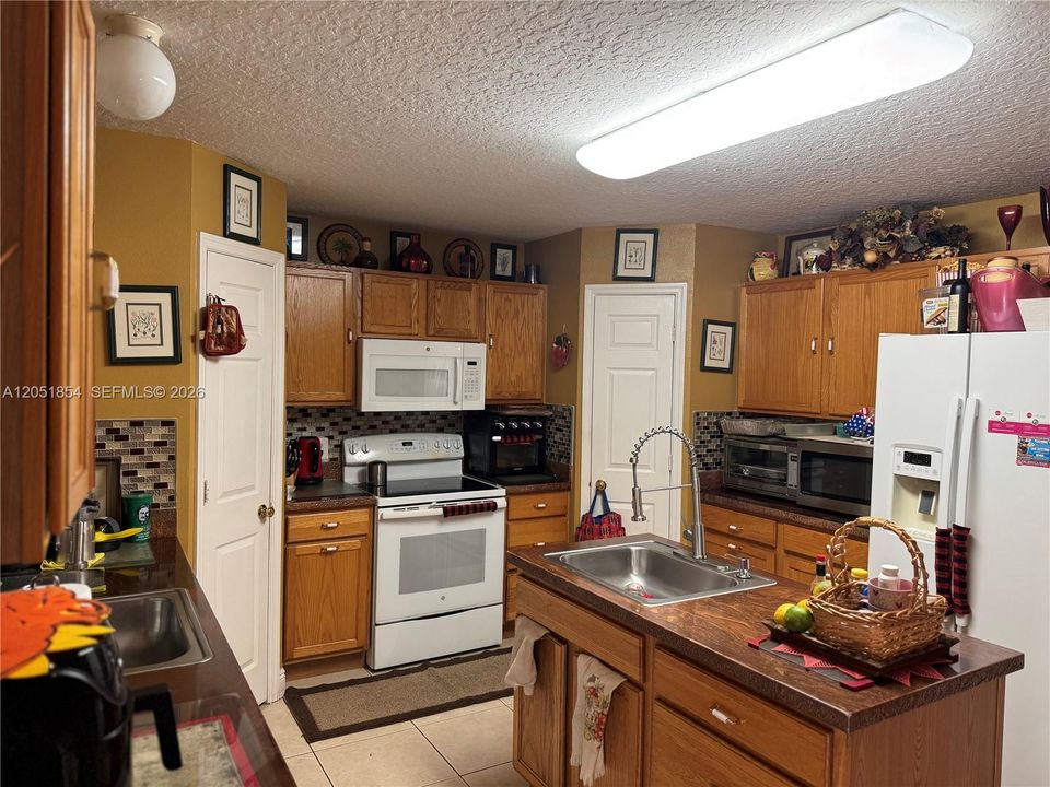 En Venta: $540,000 (4 camas, 3 baños, 2792 Pies cuadrados)