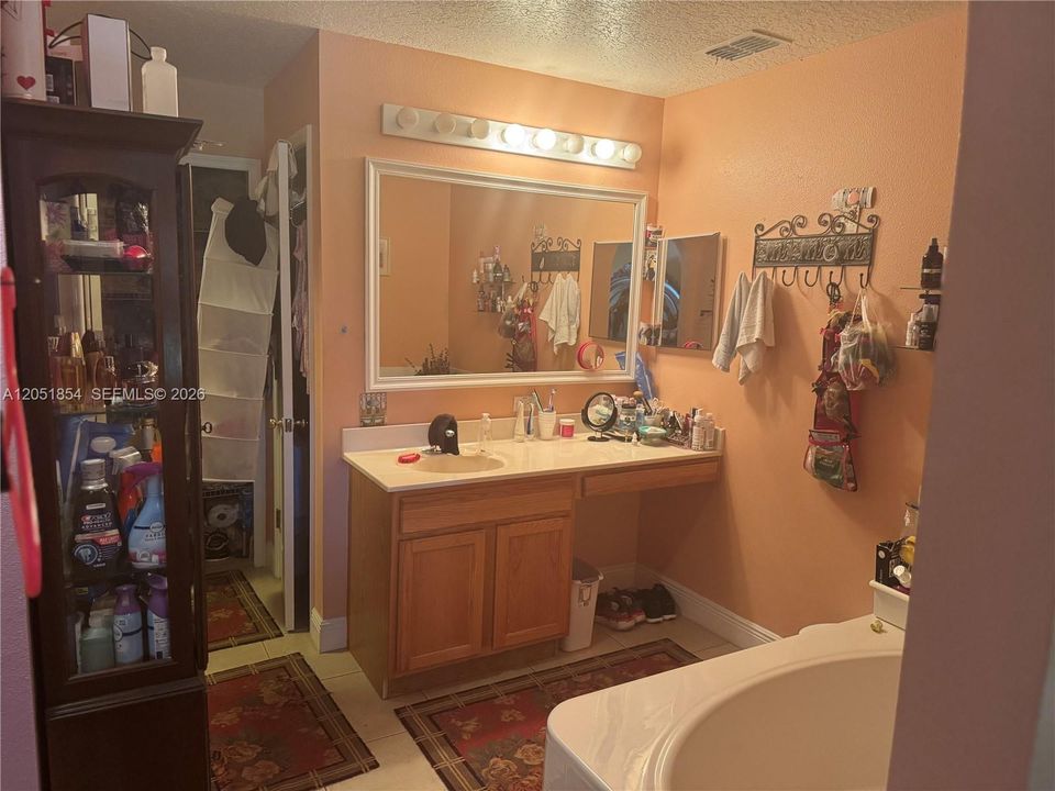 En Venta: $540,000 (4 camas, 3 baños, 2792 Pies cuadrados)