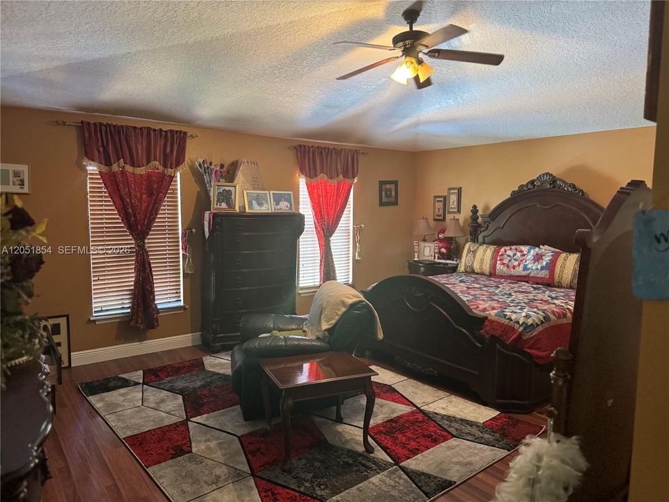 En Venta: $540,000 (4 camas, 3 baños, 2792 Pies cuadrados)