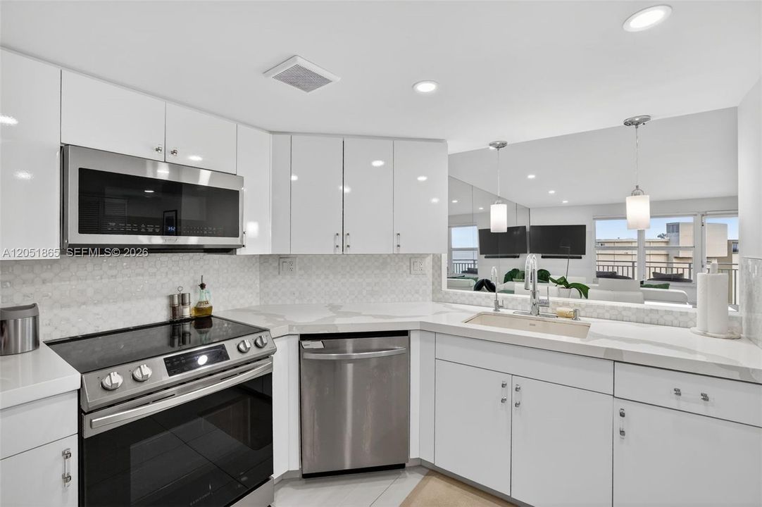 For Rent: $3,950 (2 beds, 2 baths, 1202 Square Feet)
