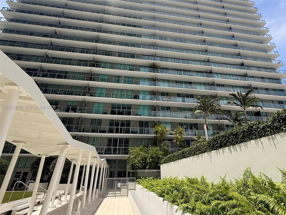 For Sale: $544,900 (2 beds, 2 baths, 1013 Square Feet)