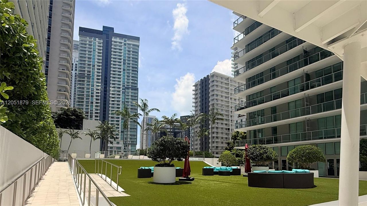 For Sale: $544,900 (2 beds, 2 baths, 1013 Square Feet)
