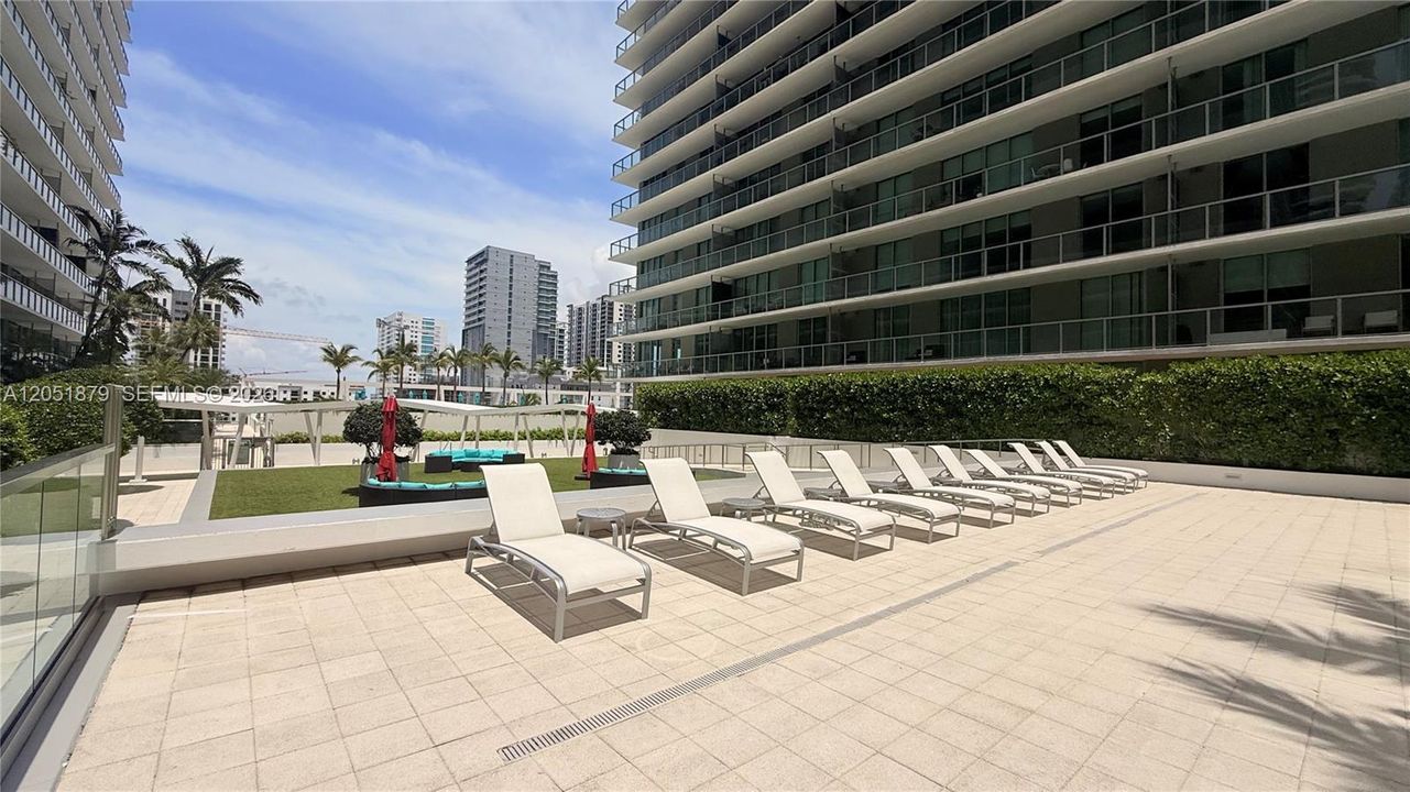 For Sale: $544,900 (2 beds, 2 baths, 1013 Square Feet)