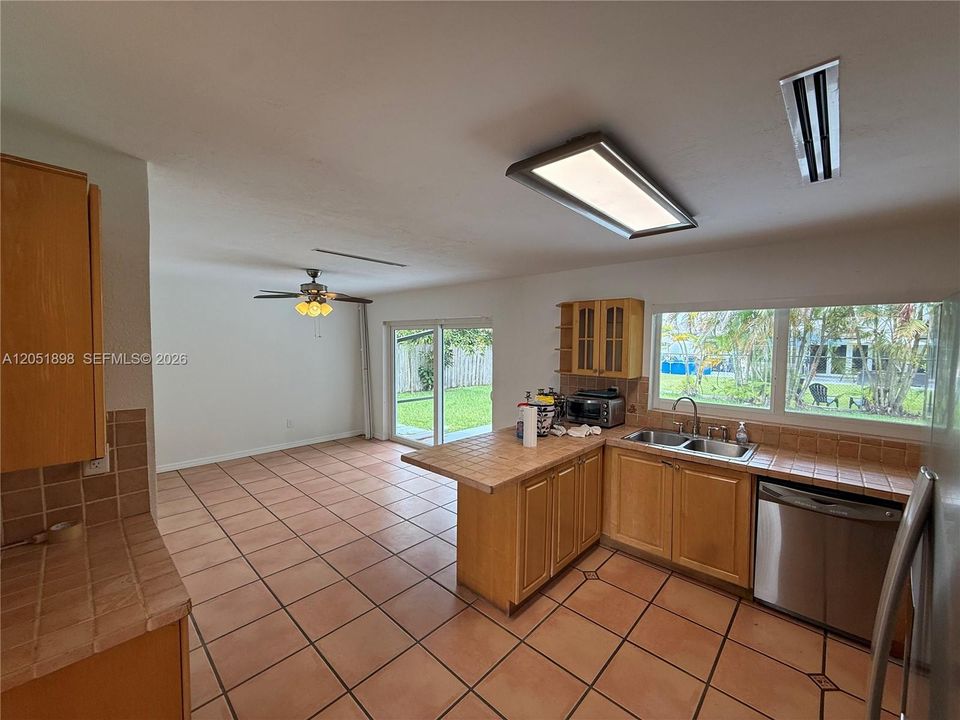 En Venta: $925,000 (5 camas, 3 baños, 2147 Pies cuadrados)