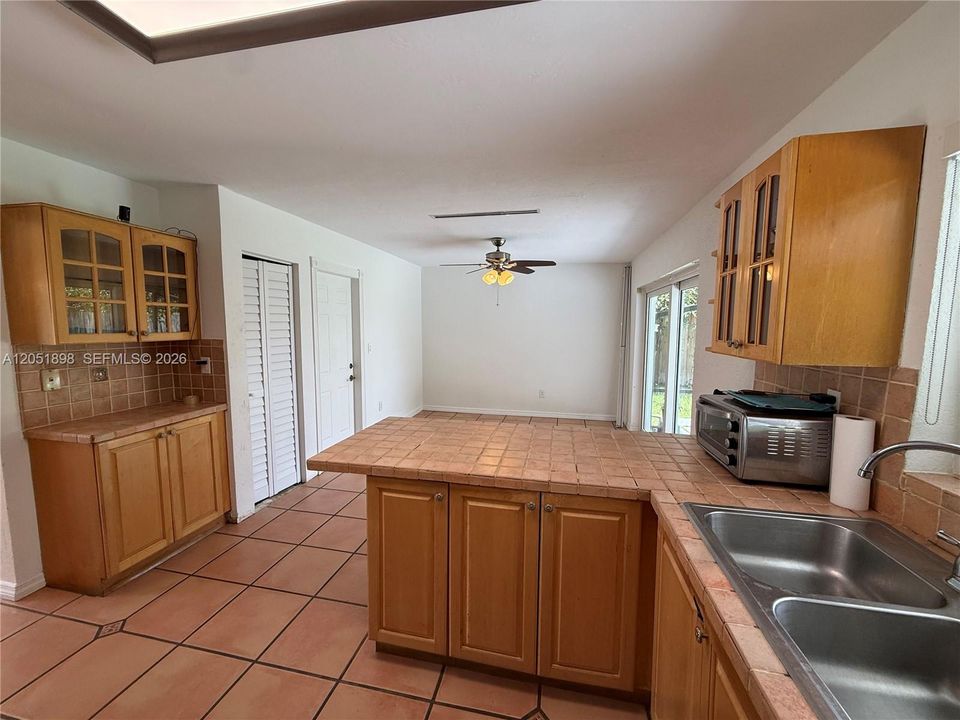 En Venta: $925,000 (5 camas, 3 baños, 2147 Pies cuadrados)