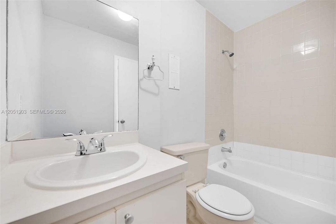 En Venta: $270,000 (2 camas, 2 baños, 824 Pies cuadrados)