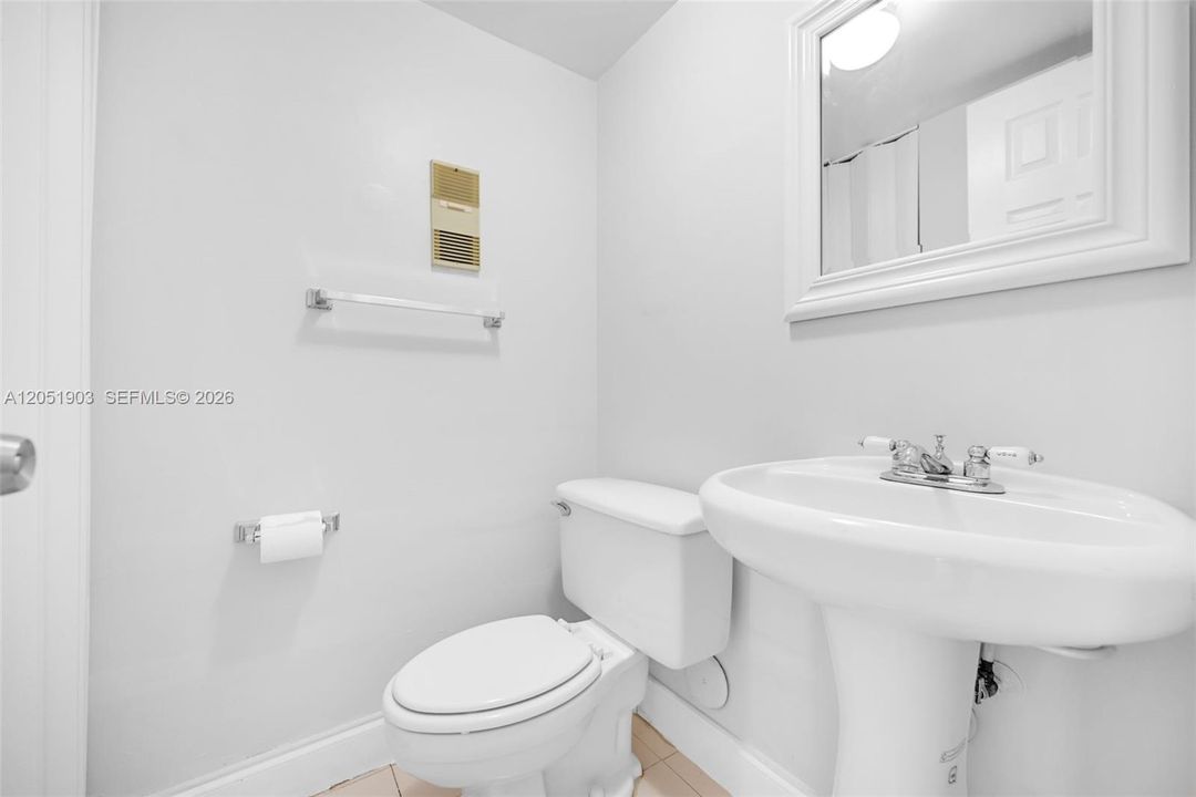 En Venta: $270,000 (2 camas, 2 baños, 824 Pies cuadrados)