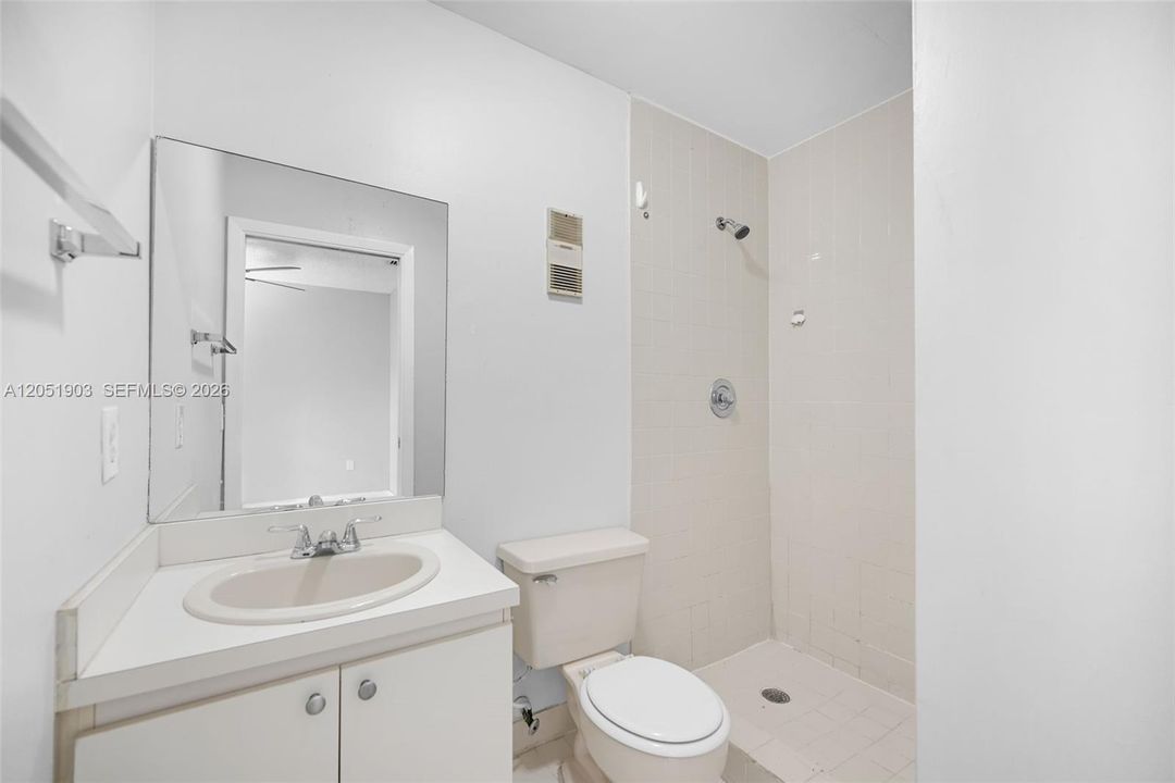 En Venta: $270,000 (2 camas, 2 baños, 824 Pies cuadrados)