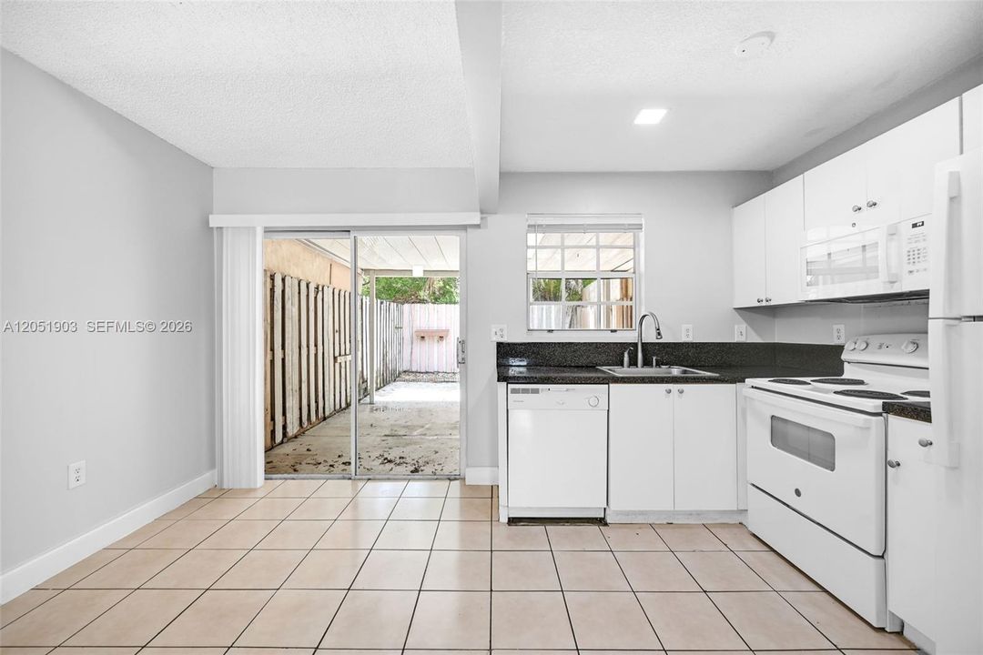 En Venta: $270,000 (2 camas, 2 baños, 824 Pies cuadrados)
