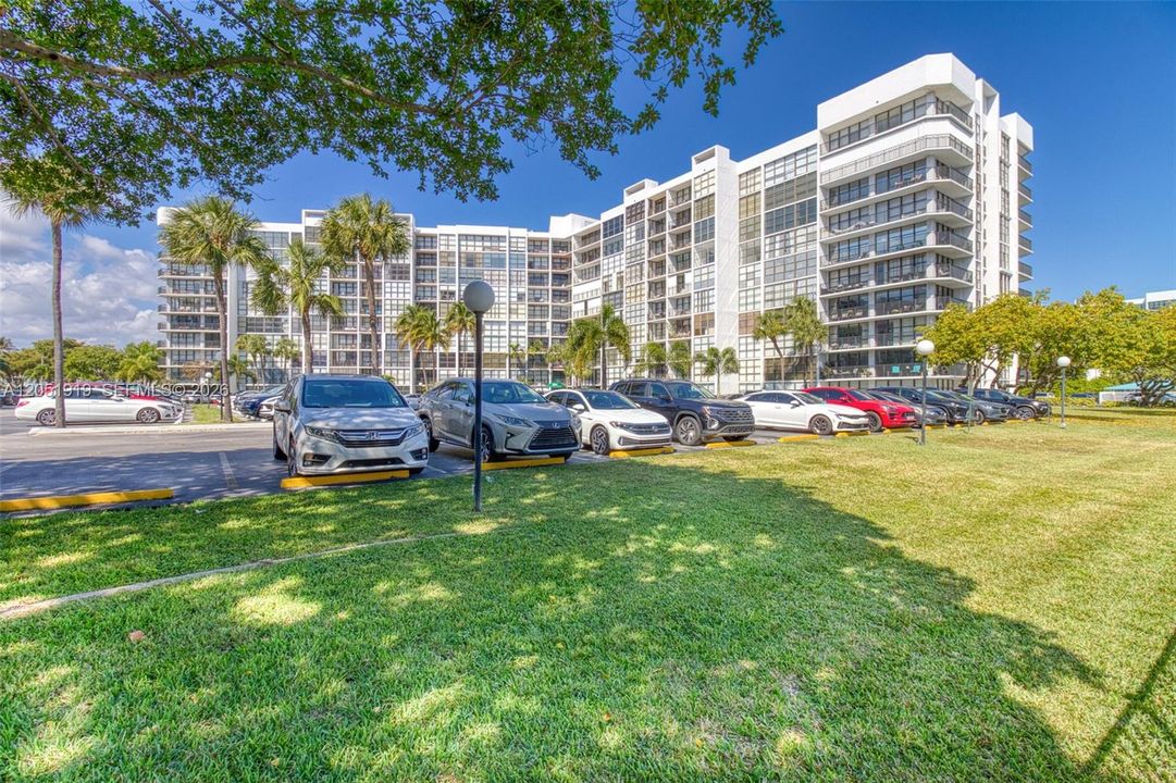 For Rent: $2,200 (1 beds, 1 baths, 875 Square Feet)