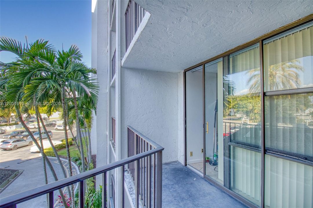 For Rent: $2,200 (1 beds, 1 baths, 875 Square Feet)