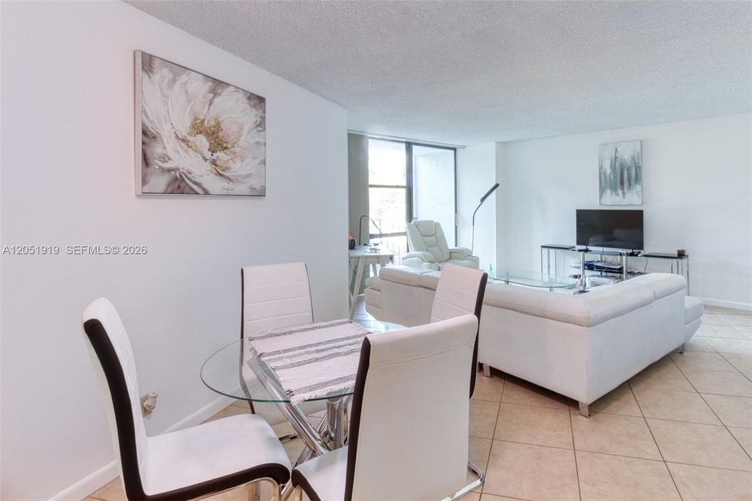 For Rent: $2,200 (1 beds, 1 baths, 875 Square Feet)