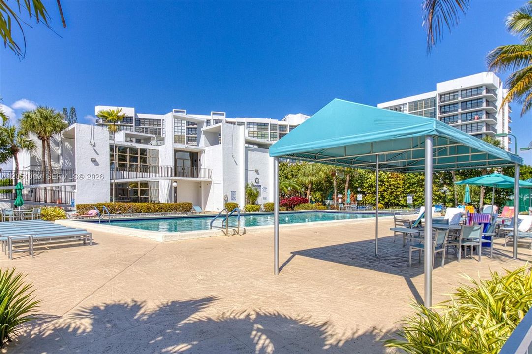 For Rent: $2,200 (1 beds, 1 baths, 875 Square Feet)