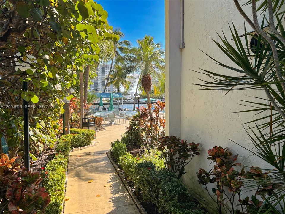 For Rent: $2,200 (1 beds, 1 baths, 875 Square Feet)
