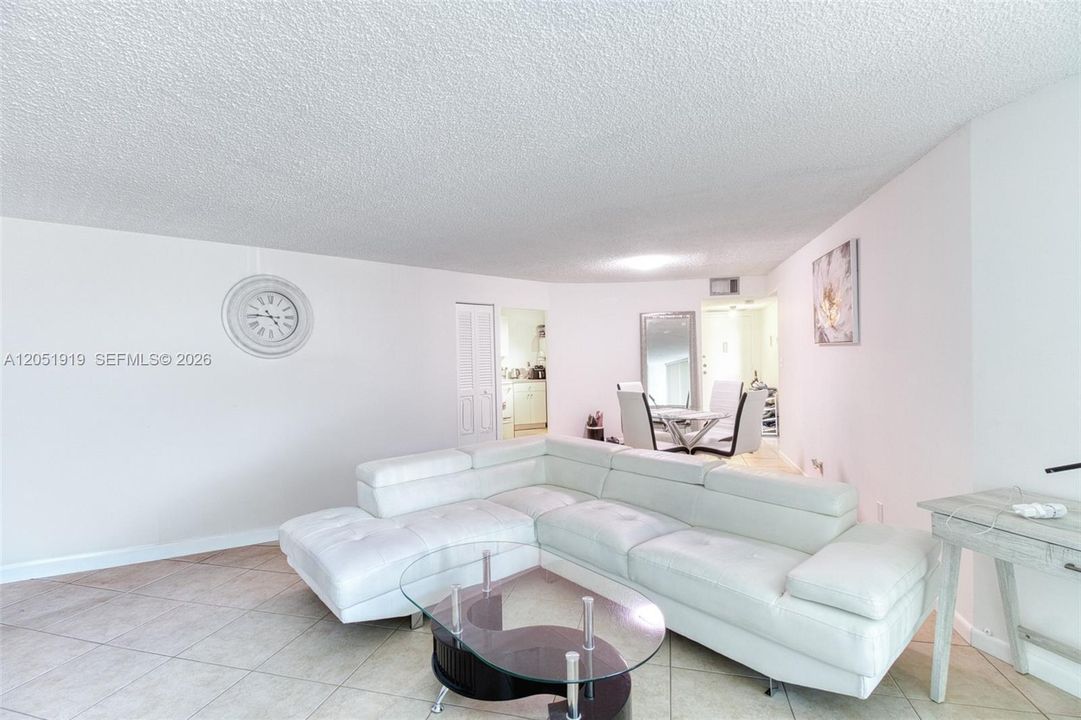 For Rent: $2,200 (1 beds, 1 baths, 875 Square Feet)