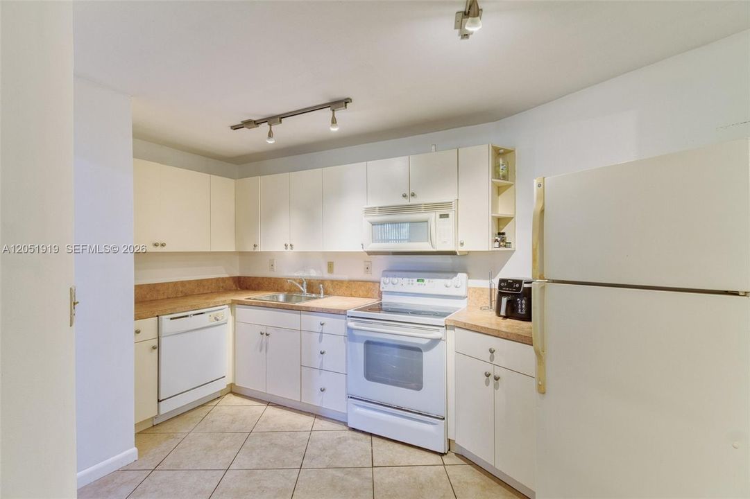 For Rent: $2,200 (1 beds, 1 baths, 875 Square Feet)