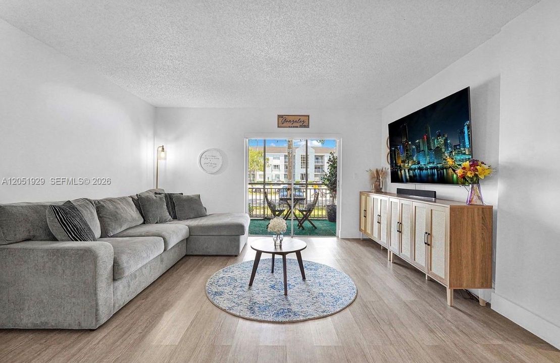 В аренду: $2,300 (2 спален, 2 ванн, 1113 Квадратных фут)