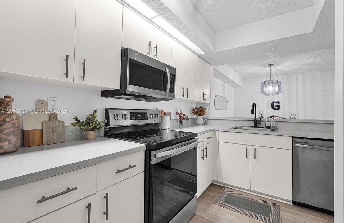 В аренду: $2,300 (2 спален, 2 ванн, 1113 Квадратных фут)
