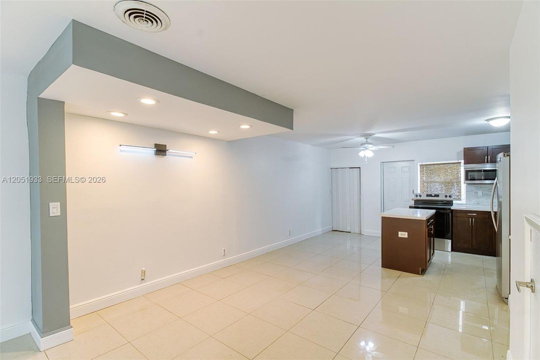 For Rent: $2,800 (2 beds, 2 baths, 1060 Square Feet)