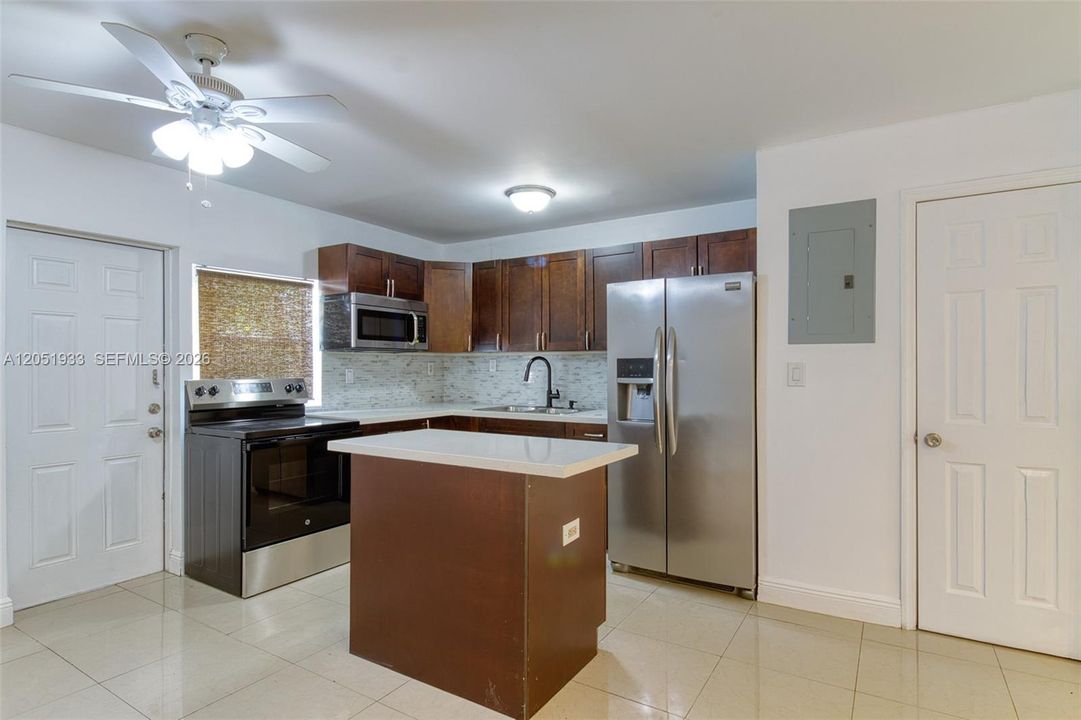 For Rent: $2,800 (2 beds, 2 baths, 1060 Square Feet)