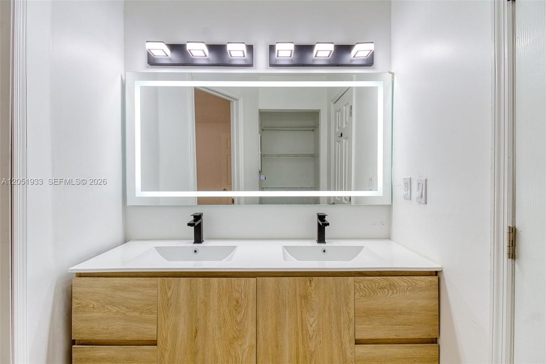 For Rent: $2,800 (2 beds, 2 baths, 1060 Square Feet)