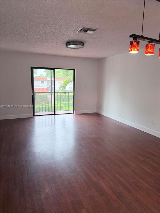 En Venta: $390,000 (3 camas, 3 baños, 1364 Pies cuadrados)