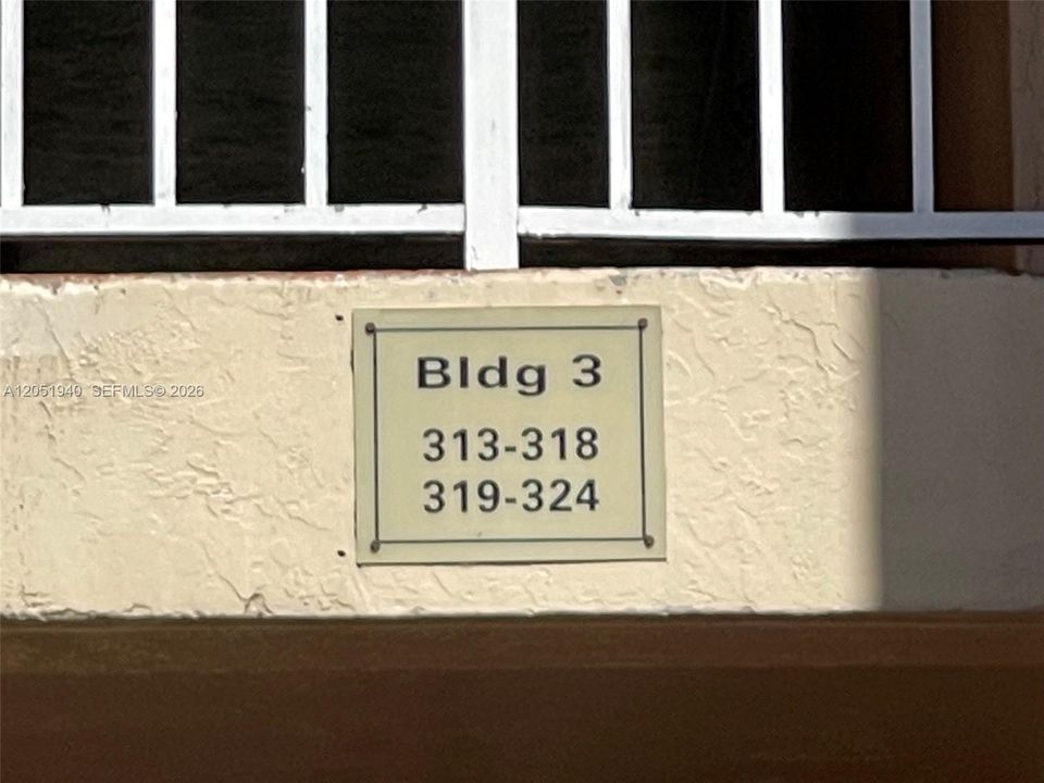 For Sale: $235,000 (1 beds, 1 baths, 693 Square Feet)