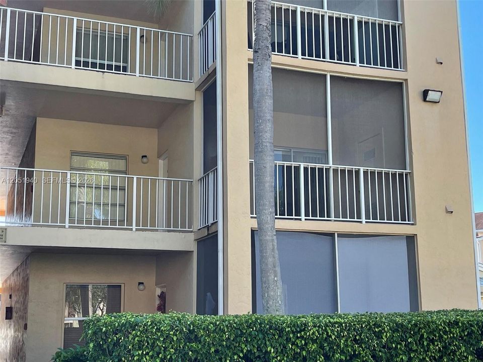 For Sale: $235,000 (1 beds, 1 baths, 693 Square Feet)