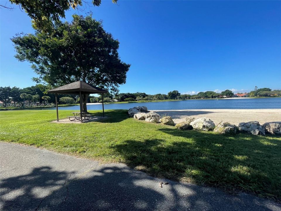 For Sale: $235,000 (1 beds, 1 baths, 693 Square Feet)