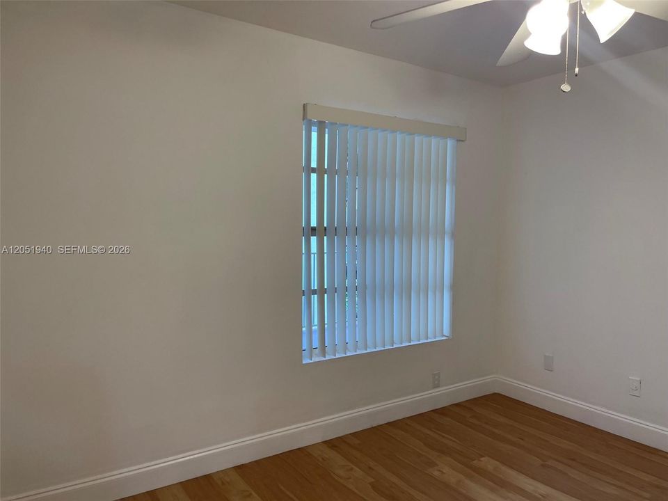 For Sale: $235,000 (1 beds, 1 baths, 693 Square Feet)