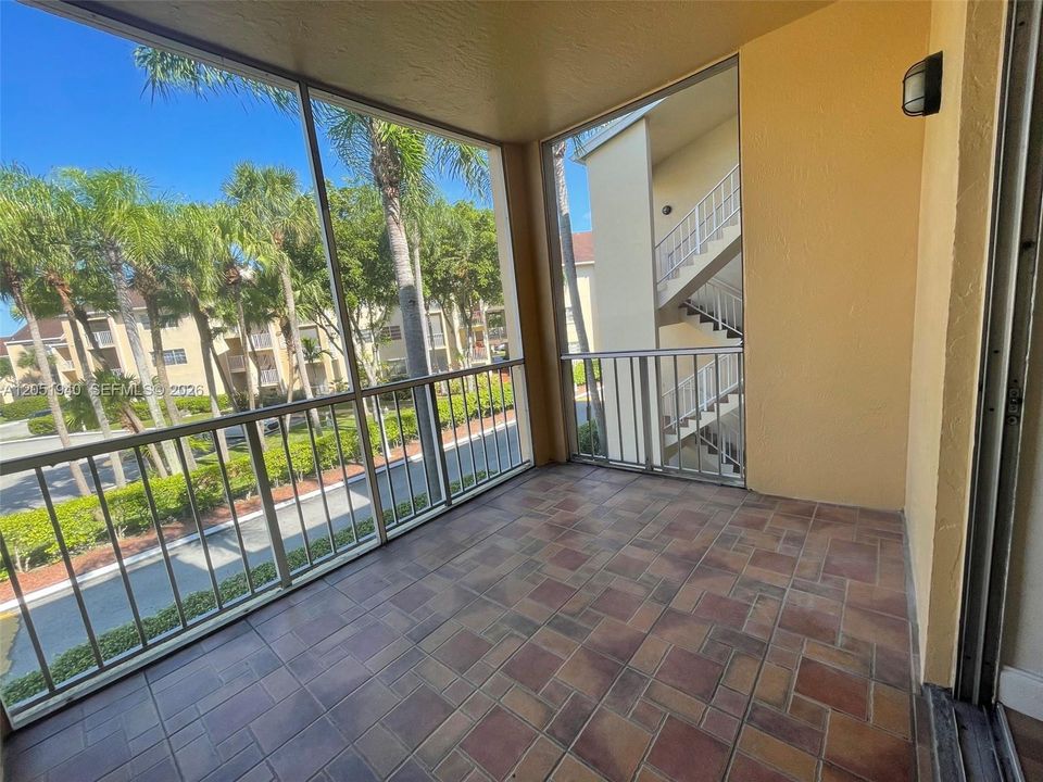 For Sale: $235,000 (1 beds, 1 baths, 693 Square Feet)