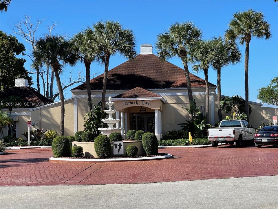 For Sale: $235,000 (1 beds, 1 baths, 693 Square Feet)
