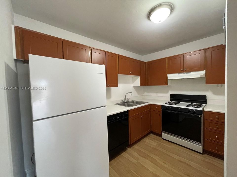 For Sale: $235,000 (1 beds, 1 baths, 693 Square Feet)