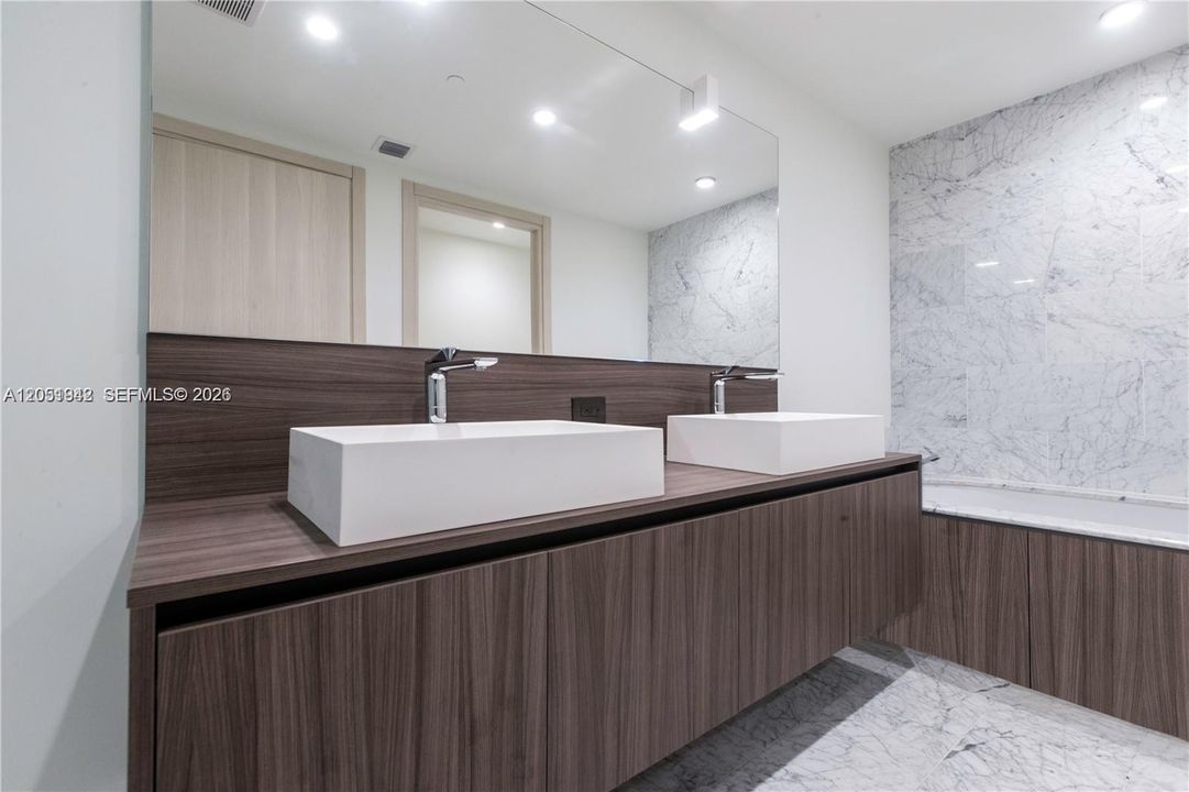 For Rent: $5,000 (1 beds, 1 baths, 839 Square Feet)